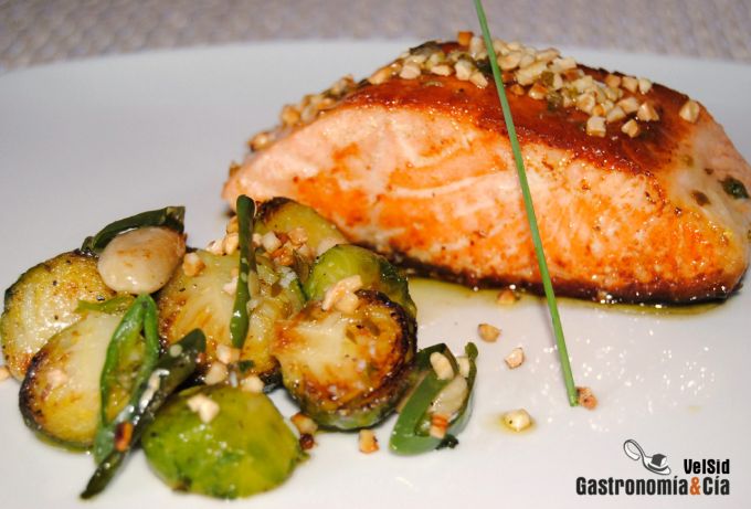 Salmón con coles de Bruselas y almendras