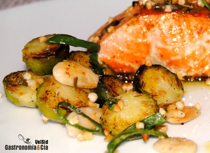 Salmón con coles de Bruselas y almendras