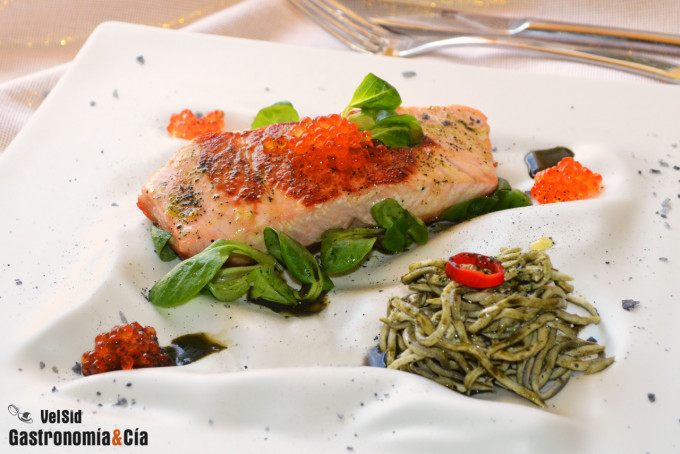 Salmón con gulas y plancton marino