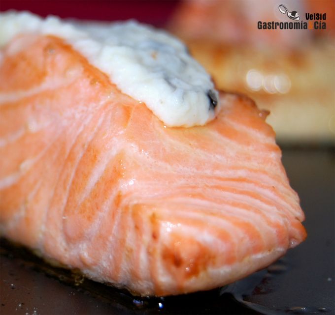 Salmón con salsa de coco y wasabi