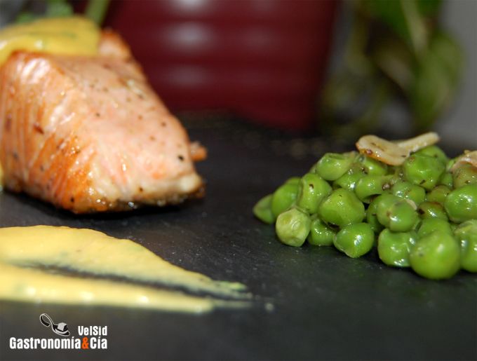 Salmón con crema de naranja y cilantro