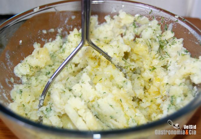 Salmón con parmentier al eneldo