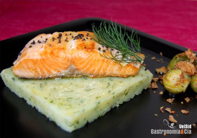 Salmón con parmentier al eneldo