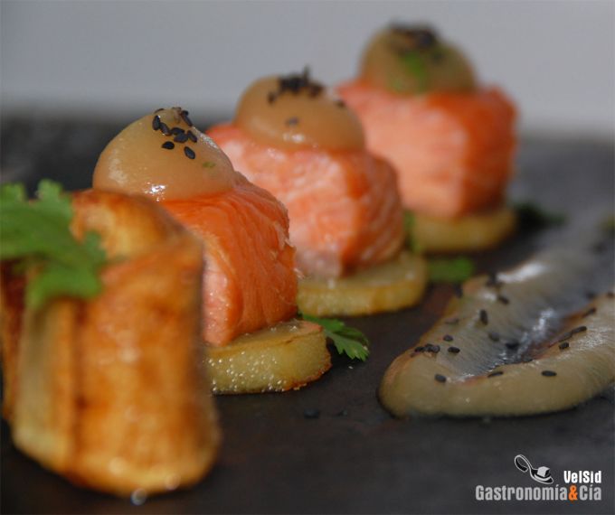 Pincho de patata confitada con salmón ahumado al horno