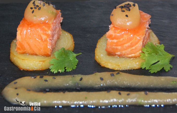 Pincho de patata confitada con salmón ahumado al horno