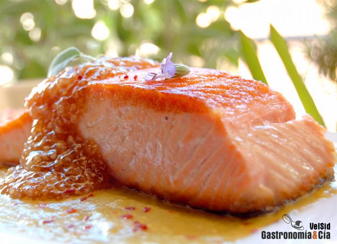 Salmón con salsa cremosa de piña y tapioca de soja