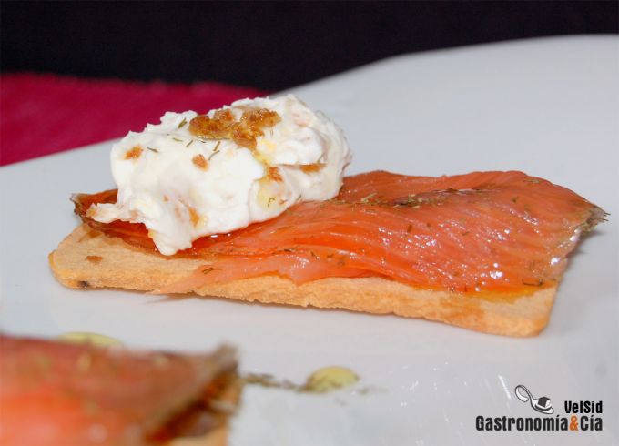 Salmón con queso crema, avellanas y orejones