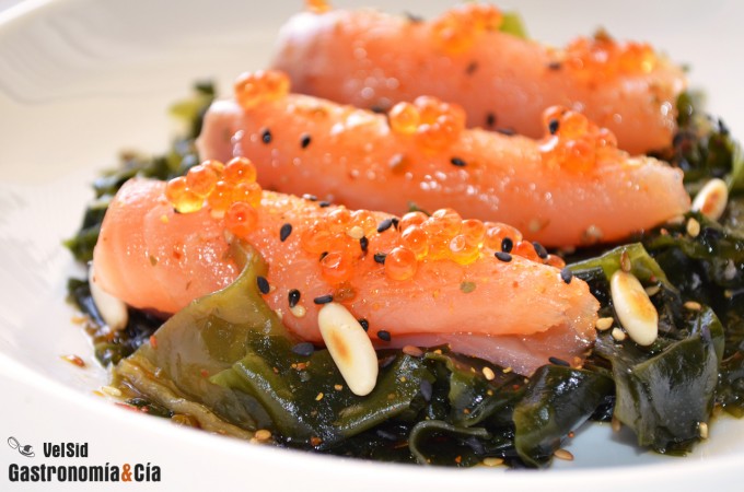 Ensalada de salmón ahumado y alga wakame