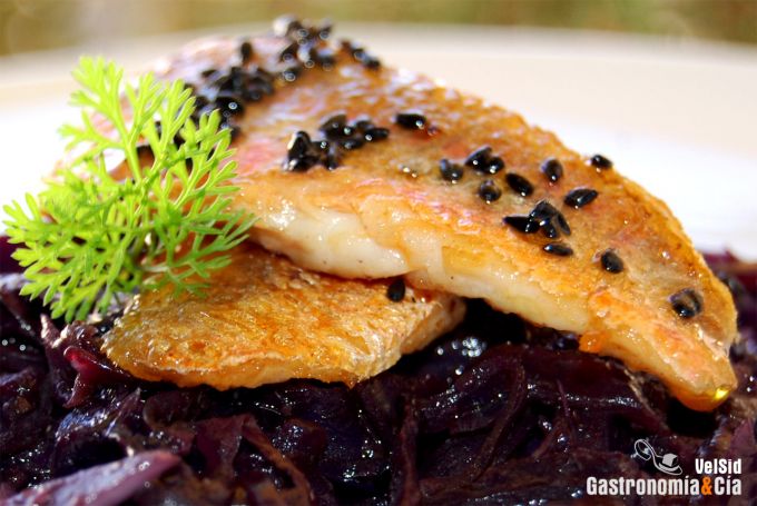 Salmonetes con col lombarda al jengibre y sésamo