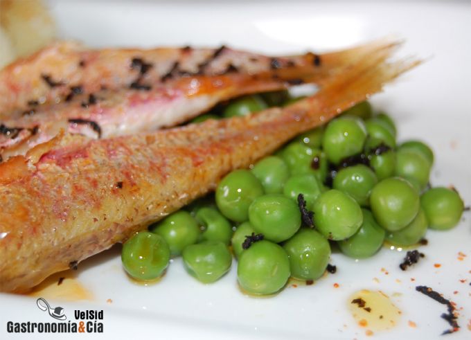 Salmonetes con macarrón relleno de queso y trufa