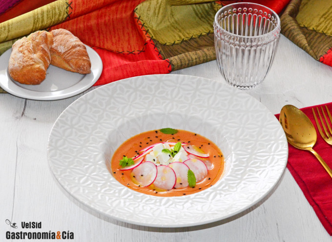 Salmorejo con queso feta, rabanitos y hierbabuena