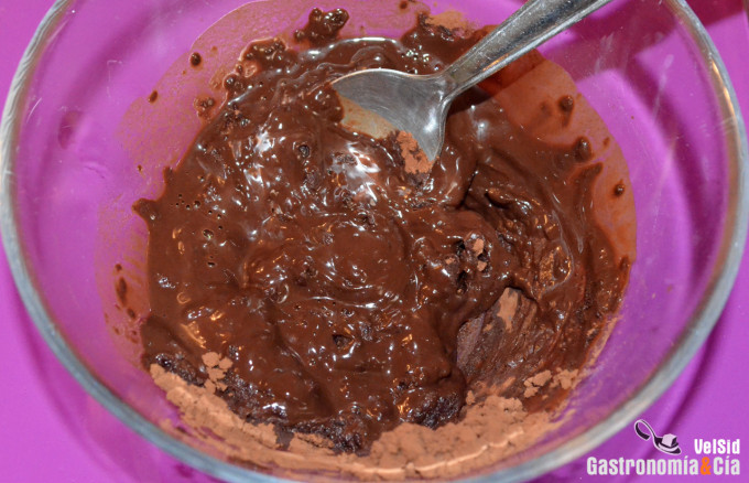 Receta fácil para hacer salsa de chocolate para postres