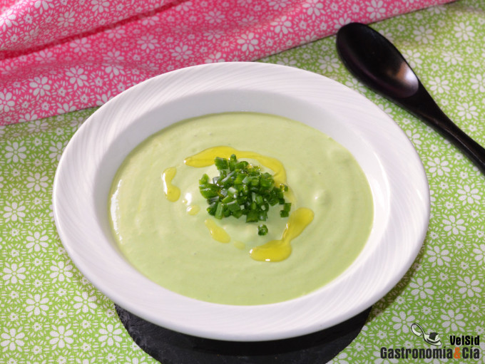 Salsa de yogur y cebollino, un aderezo ligero y delicio