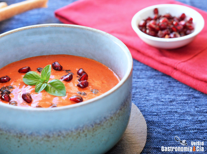 Pimientos asados, queso y albahaca