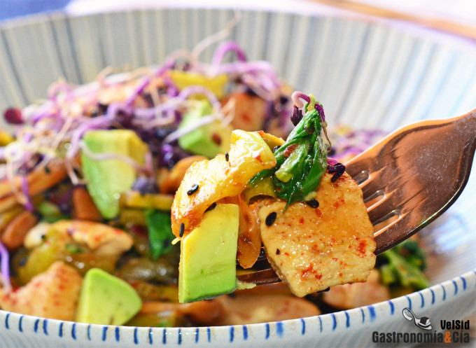 Salteado de pollo con bok choy y aguacate