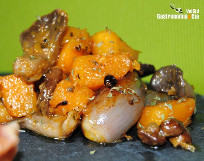 Salteado de setas y calabaza con jamón ahumado