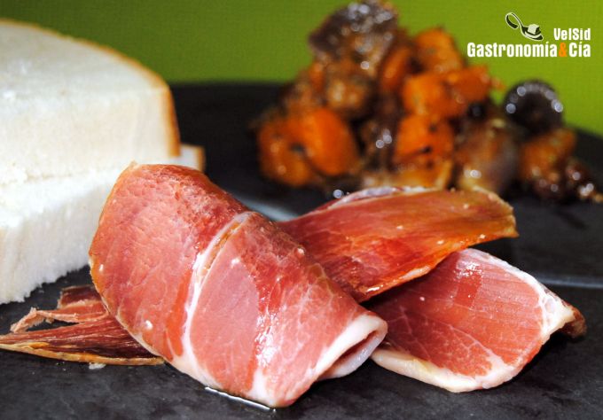 Salteado de setas y calabaza con jamón ahumado