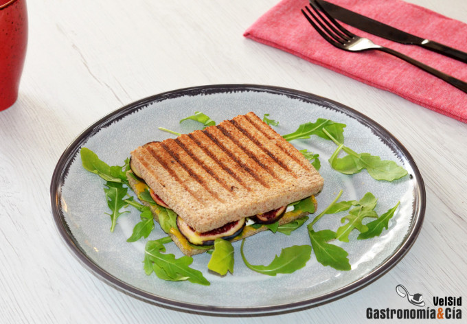 Sándwich con aguacate, higos y queso brie