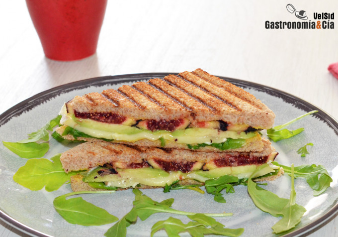 Sándwich con aguacate, higos y queso brie