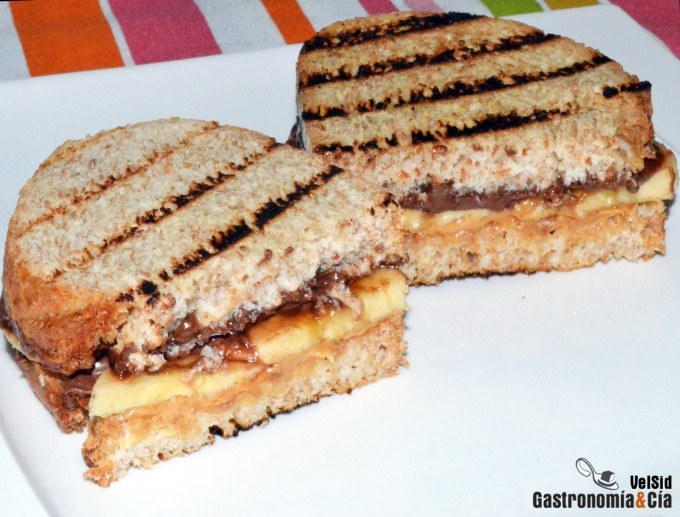 Sándwich de chocolate, crema de cacahuete y plátano