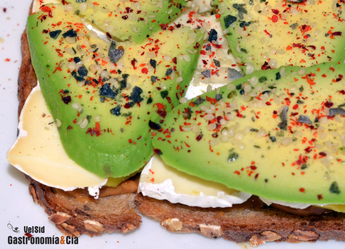 Sándwich de queso Camembert, mango, aguacate y cacahuet