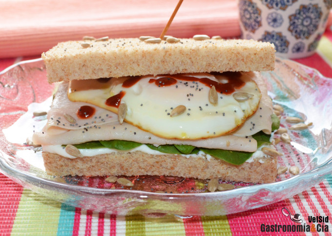 Sándwich de espinacas, pollo y huevo con sriracha