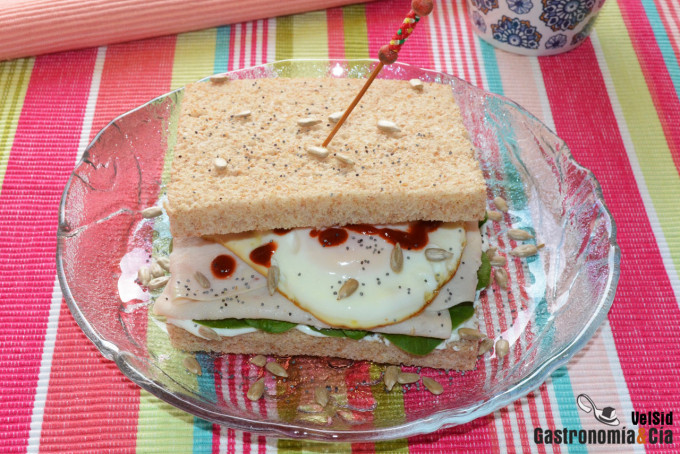 Sándwich de espinacas, pollo y huevo con sriracha