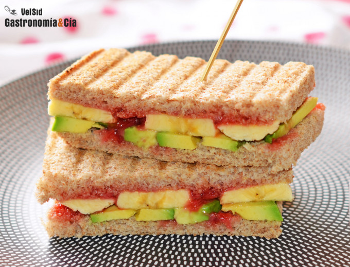 Sándwich de aguacate, plátano y coulis de fresa, un boc