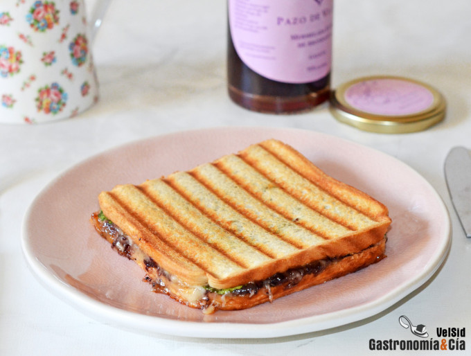 Sándwich caliente de queso, mermelada de arándanos y br