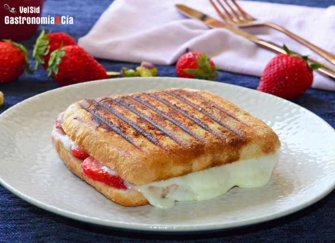 Sándwich de fresas con queso a la parrilla