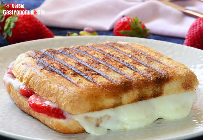 Sándwich de fresas con queso a la parrilla
