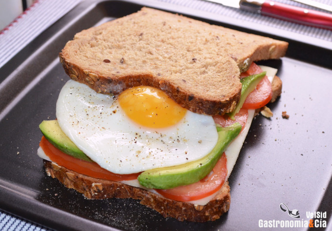 Sándwich de aguacate, tomate y huevo