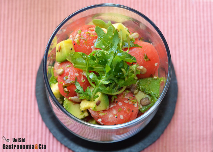 Sandía, aguacate, rúcula y semillas, una ensalada para 
