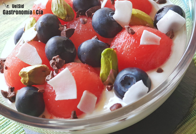 Sandía, arándanos y pistacho con yogur griego