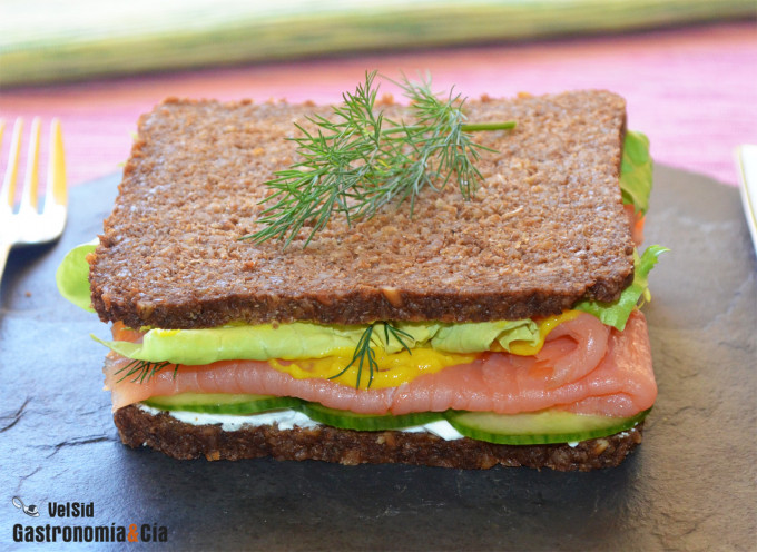 Sándwich de salmón, pepino y mostaza