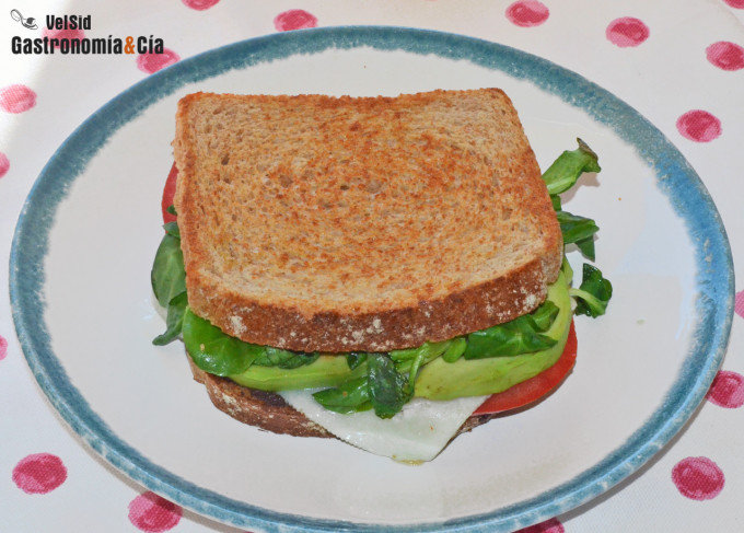 Sándwich de queso, aguacate y tapenade