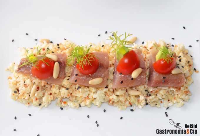 Cuscús de coliflor con sardina ahumada y piñones