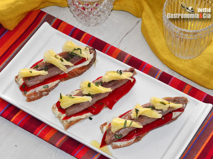 Tosta de sardina ahumada con pimiento del piquillo y qu