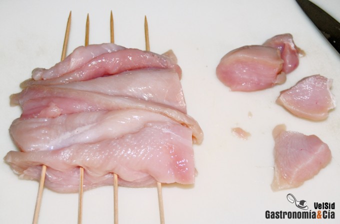 Brochetas de pollo con salsa satay