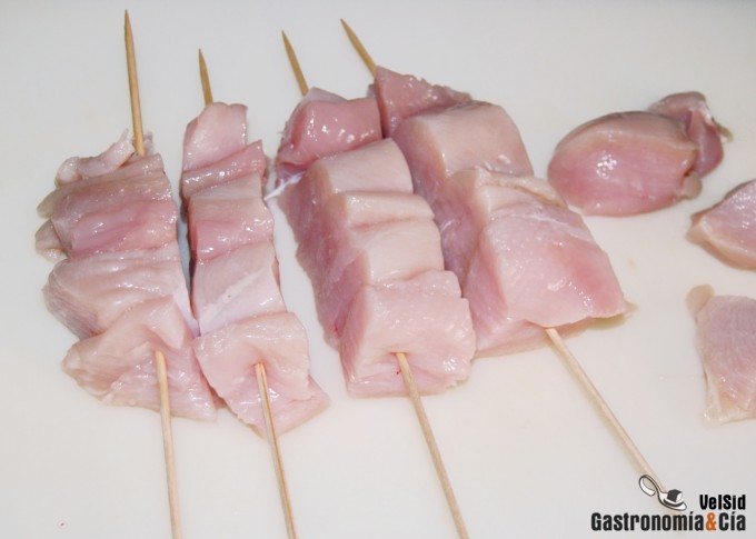 Brochetas de pollo con salsa satay