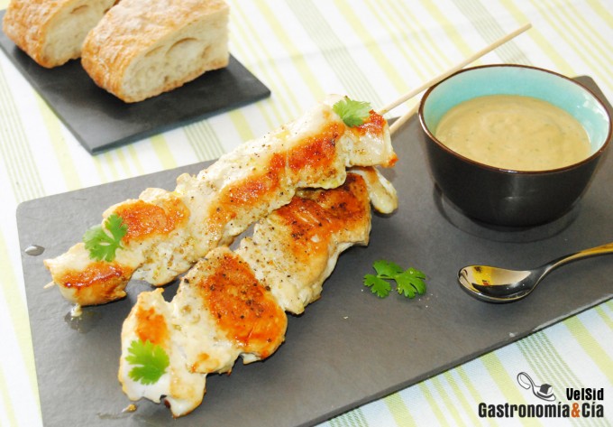 Brochetas de pollo con salsa satay