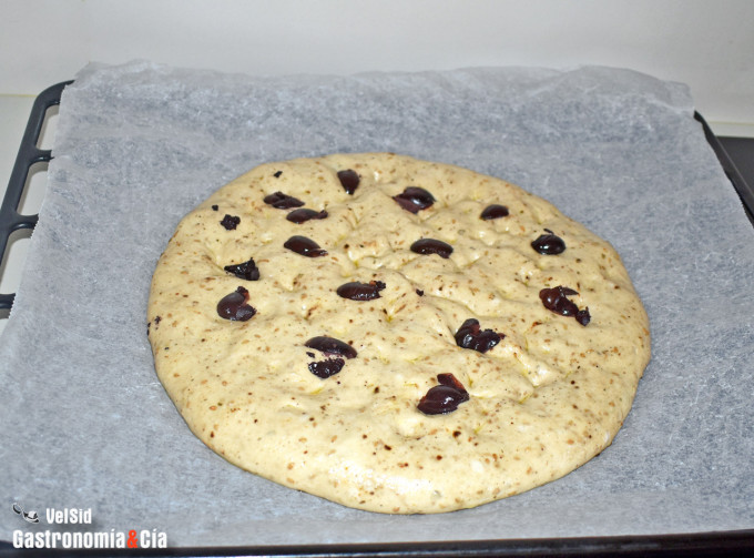 Schiacciata con aceitunas, tomate y hierbas aromáticas
