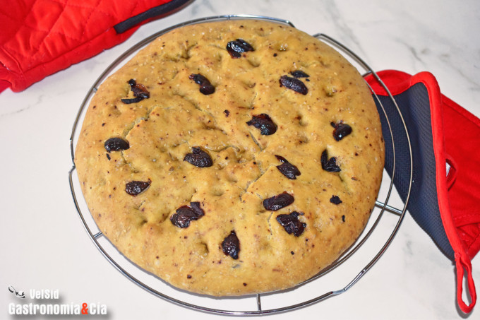 Schiacciata con aceitunas, tomate y hierbas aromáticas