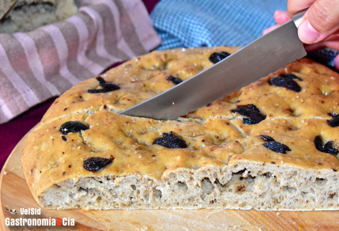 Schiacciata con aceitunas, tomate y hierbas aromáticas