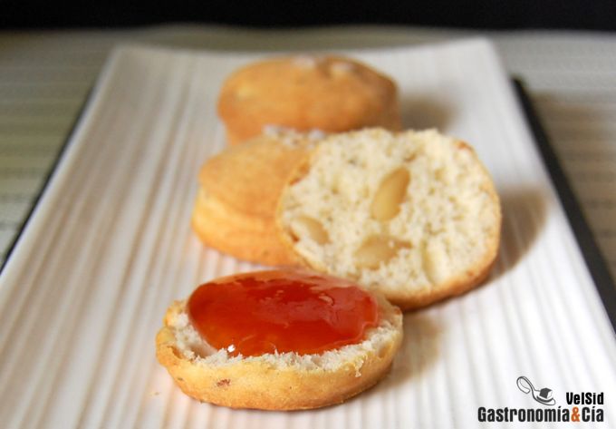 Scones de queso y piñones