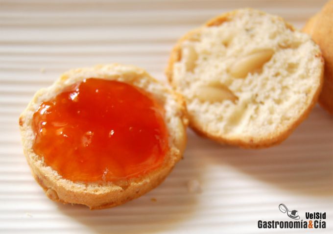 Scones de queso y piñones
