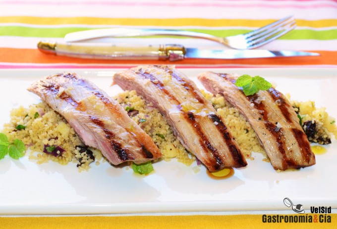 Secreto de cerdo con cuscús de manzana y ciruelas