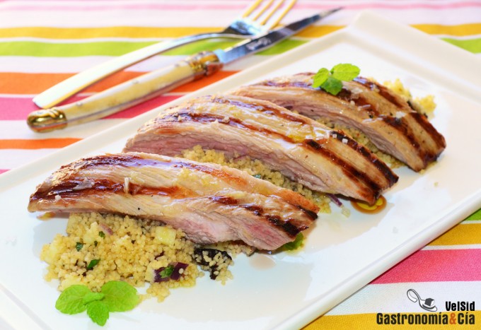 Secreto de cerdo con cuscús de manzana y ciruelas