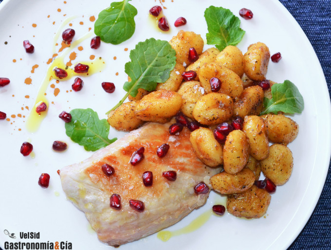 Secreto de cerdo con ñoquis a las finas hierbas, un pla