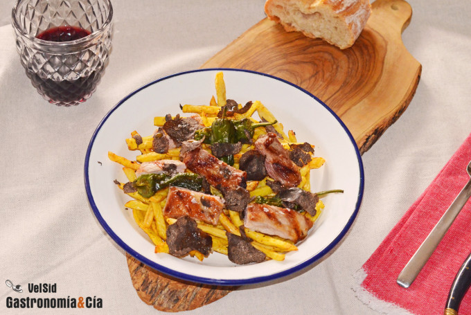 Secreto de cerdo con patatas, pimientos y trufa negra